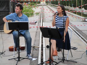 El grupo independiente Sonido Índigo tocando en directo sobre las vías de la estación de Delicias en junio de este año.