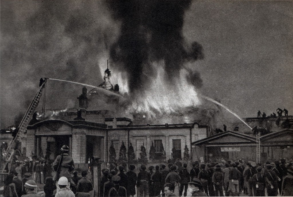 Imagen del incendio de 1950 que arrasó la estación de Kioto de estilo neoclásico. Foto:  KAMUI.