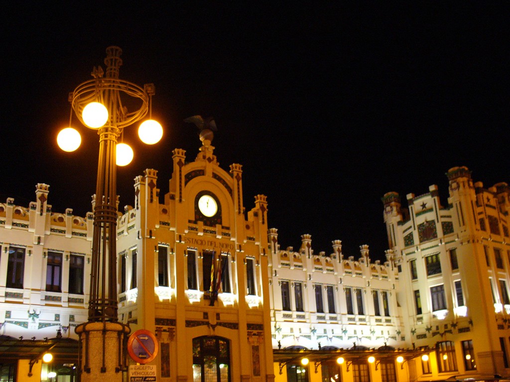 Foto nocturna de la estación de Valencia Nord, tomada por Samuel Negredo.