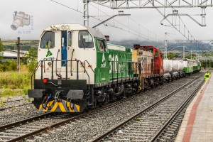 Dos locomotoras de la serie 310 luciendo sendos esquemas de Adif y el antiguo de RENFE en Puigcerdà. Foto: Aleix Cortés.