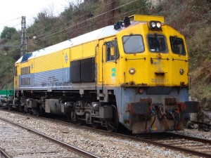 Locomotora 319-205 Retales luciendo su esquema original azul-amarillo en Manresa. Foto: eldelinux.