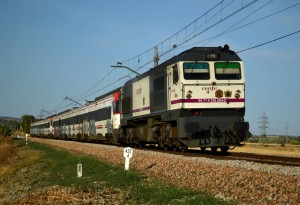 La 319-304 con la decoración del tren Al Ándalus, remolcando dos 446 sin servicio. Foto: Álvaro Arrans.