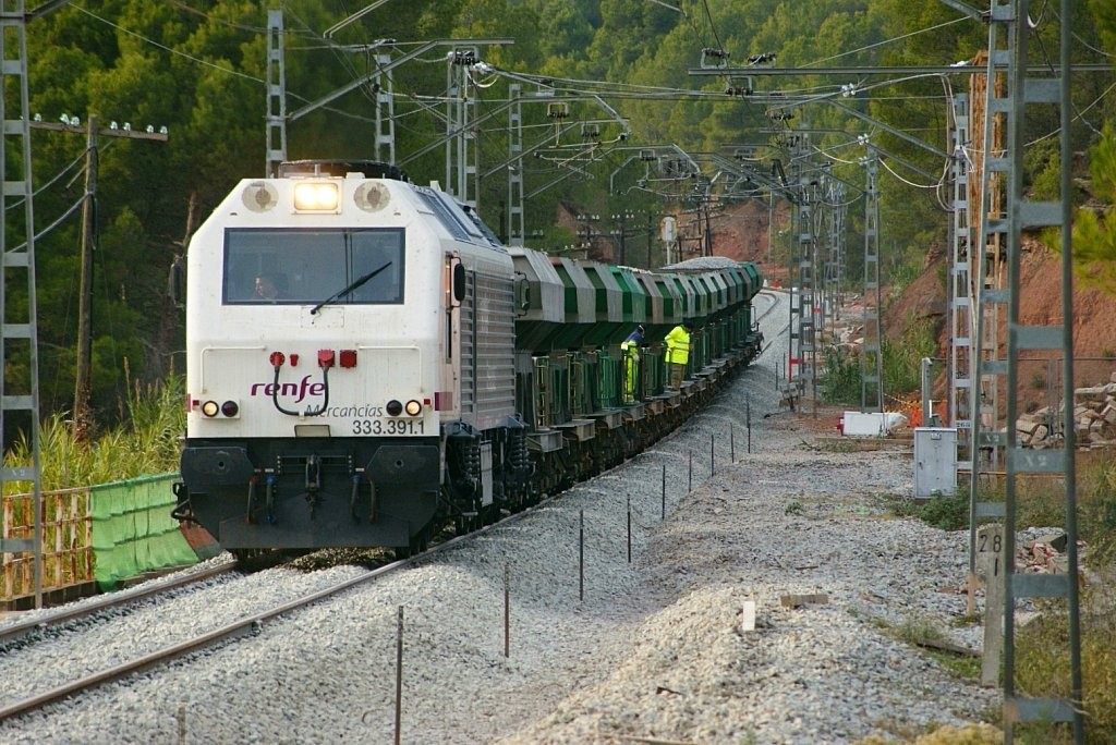 La 333-391, perteneciente a la serie de locomotoras diésel más numerosa de Renfe, haciendo trabajos de renovación de vía en Rajadell. Foto: eldelinux.
