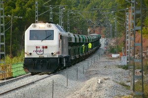 La 333-391, perteneciente a la serie de locomotoras diésel más numerosa de Renfe, haciendo trabajos de renovación de vía en Rajadell. Foto: eldelinux.