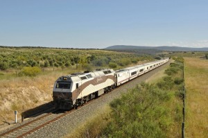 La 333-407, decorada con los vinilos del Tren de la Fresa, remolcando un Trenhotel especial entre Madrid y Lisboa. Foto: Nelso Silva.