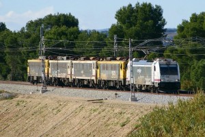 Tren de locomotoras eléctricas de Renfe formado por 2 series distintas. Foto. Eldelinux.