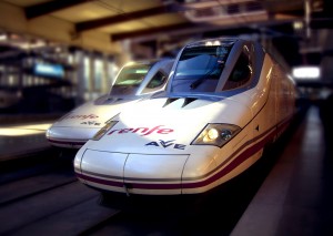 Dos trenes de alta velocidad Talgo 350 en Puerta de Atocha hecha por Mikel Ortega.