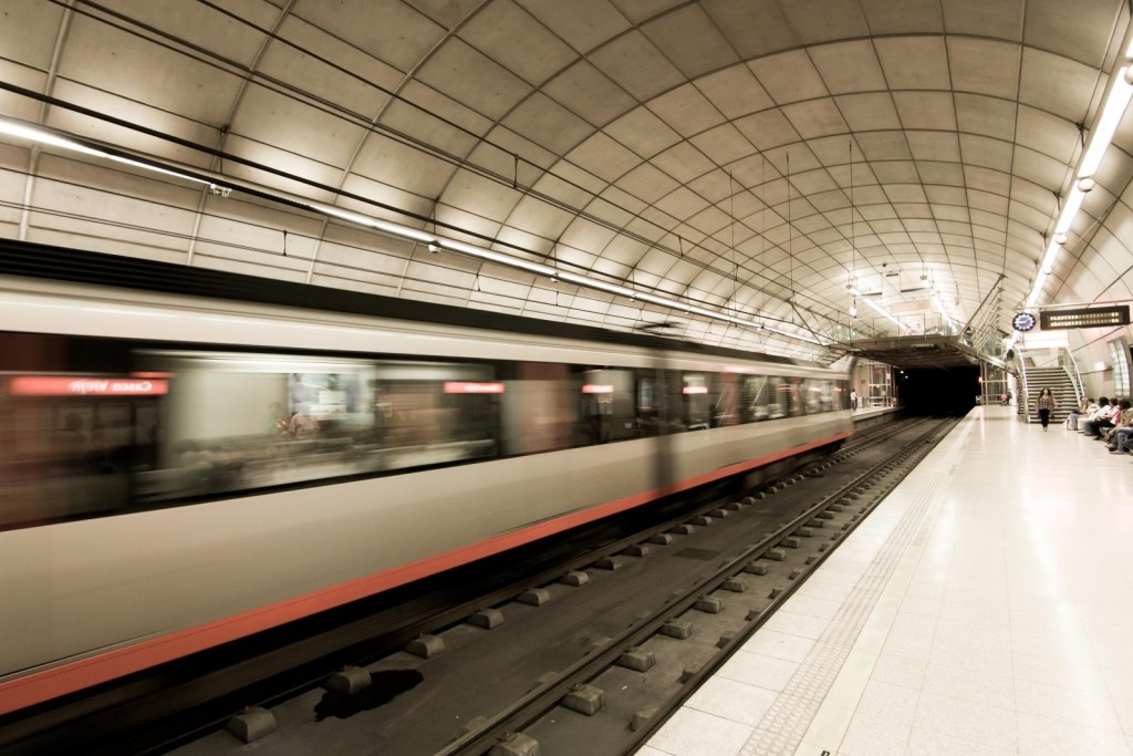 Tren del metro de Bilbao yendo hacia el sur pasando por la estación de Casco Viejo. Foto: Aitor Agirregabiria de la Sen.