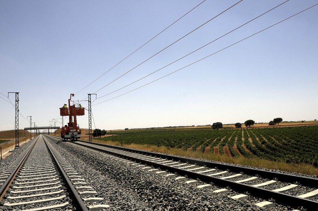 Los trenes que devuelvan energía a la catenaria tendrán que pagar el nuevo "impuesto al sol". Foto: Ministerio de Fomento.
