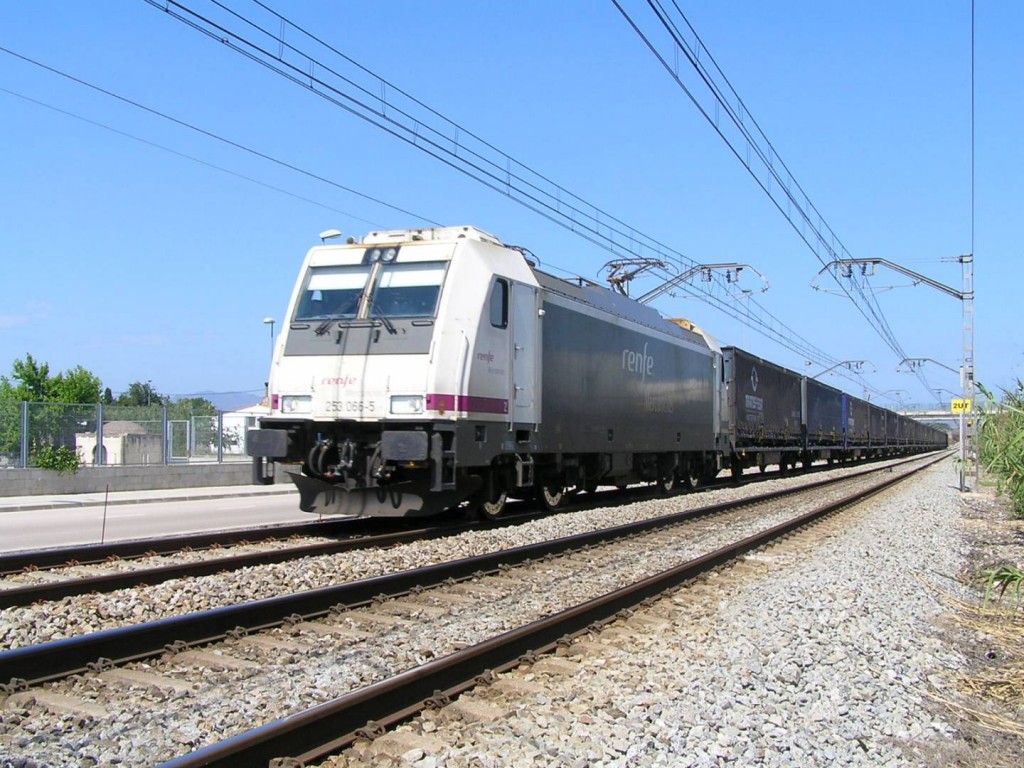 Con el eje de ancho variable para mercancías comprado por Adif, los trenes que vayan a Europa, como este que llega al Reino Unido, serán más competitivos. Foto: Jordi Verdugo.