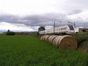Los trenes eléctricos son el medio de transporte que más fácil tiene emplear energías renovables. Foto de un 449 en Figueras tomada por Jordi Verdugo.