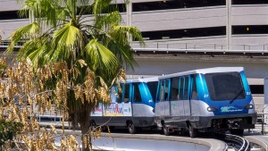 Una composición de Metromover en Miami, uno de los pocos sistemas de metros sobre neumáticos que emplean la tecnología Innovia APM de Bombardier. Foto: Ed Webster.