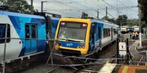 Imagen del tren robado y descarrilado en Melbourne. Foto: Kanzhongguo.