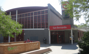Fachada principal d la estación de San Bernardo. Foto: © Roberto González Fontenla.