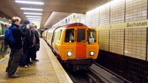 Un tren del metro de Glasgow en la estación de Buchanan. Foto de Ed Webster.