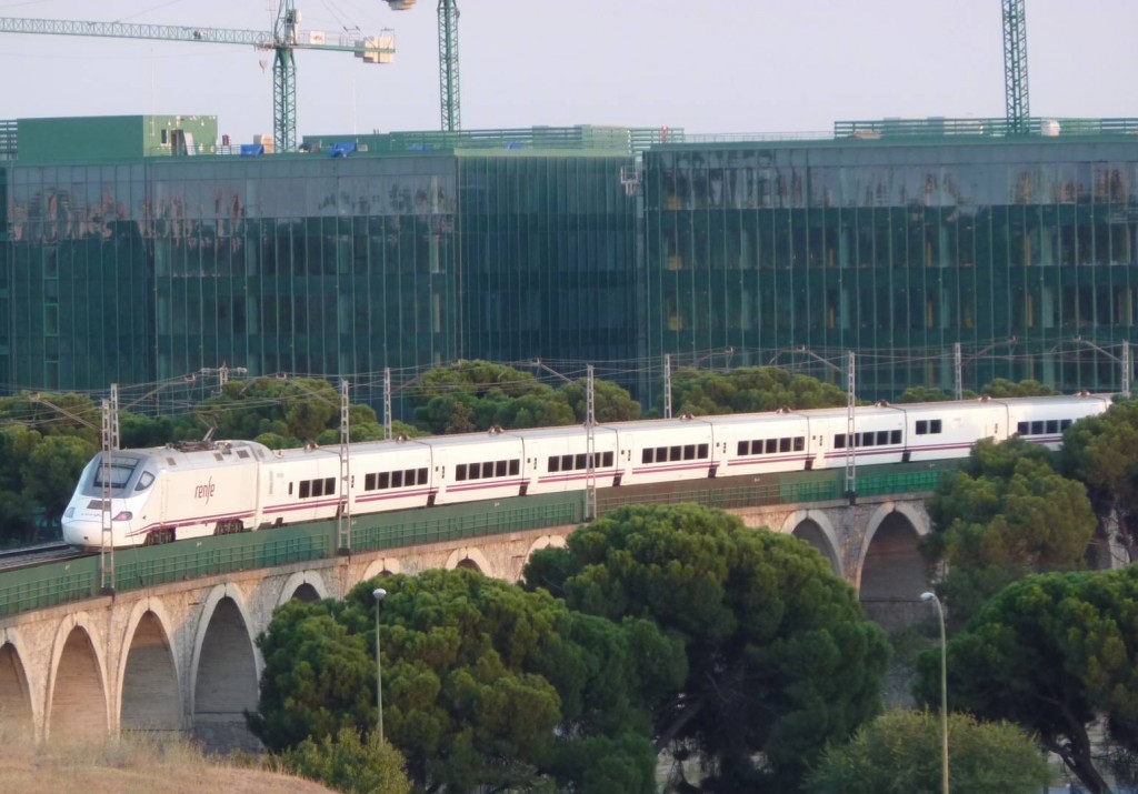 El TAV (Tren de Alta velocidad) y la eficiencia energética son, a priori, términos opuestos. Foto: Miguel Bustos.