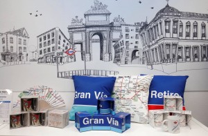 Algunos de los nuevos productos de merchandising que se venden en el Centro de Atención al Cliente de Sol. Foto: Metro de Madrid.