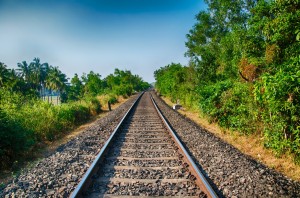 En esta imagen vemos cómo el ferrocarril hace de barrera entre dos zonas naturales que antes eran una sola, generando la denominada fragmentación de hábitats. Foto: Eustaquio Santimano.