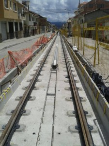 Imagen del avance en la instalación de los raíles y el sistema APS de Alstom en el tranvía de Cuenca. Foto: Tranvía de Cuenca. 