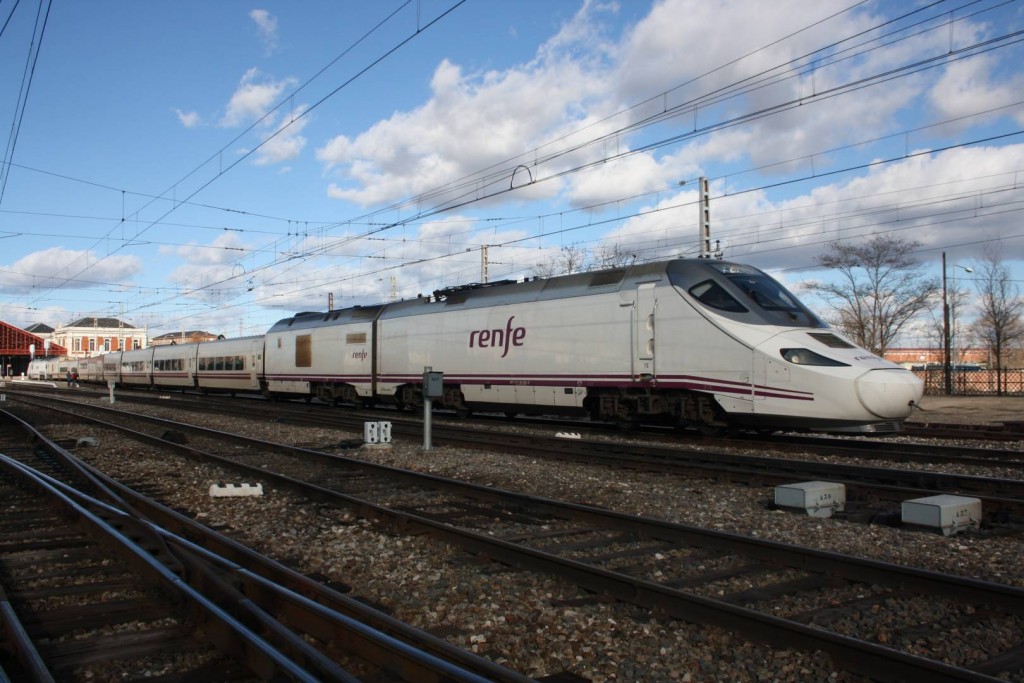 El 17 de diciembre entra en servicio la alta velocidad en Zamora con trenes de la serie 730 y los Alvia gallegos yendo por la convencional. Foto: Daniel Luis Gómez Adenis.