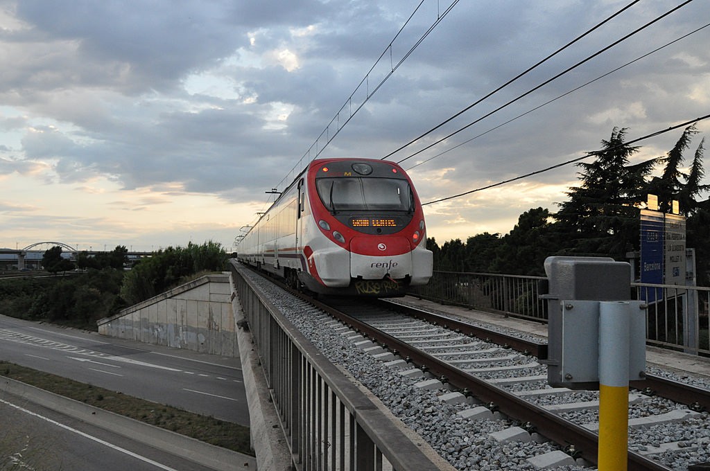 La línea R-8 de Cercanías Barcelona ha sido la más perjudicada por el robo del cable. Foto: JT Curses.