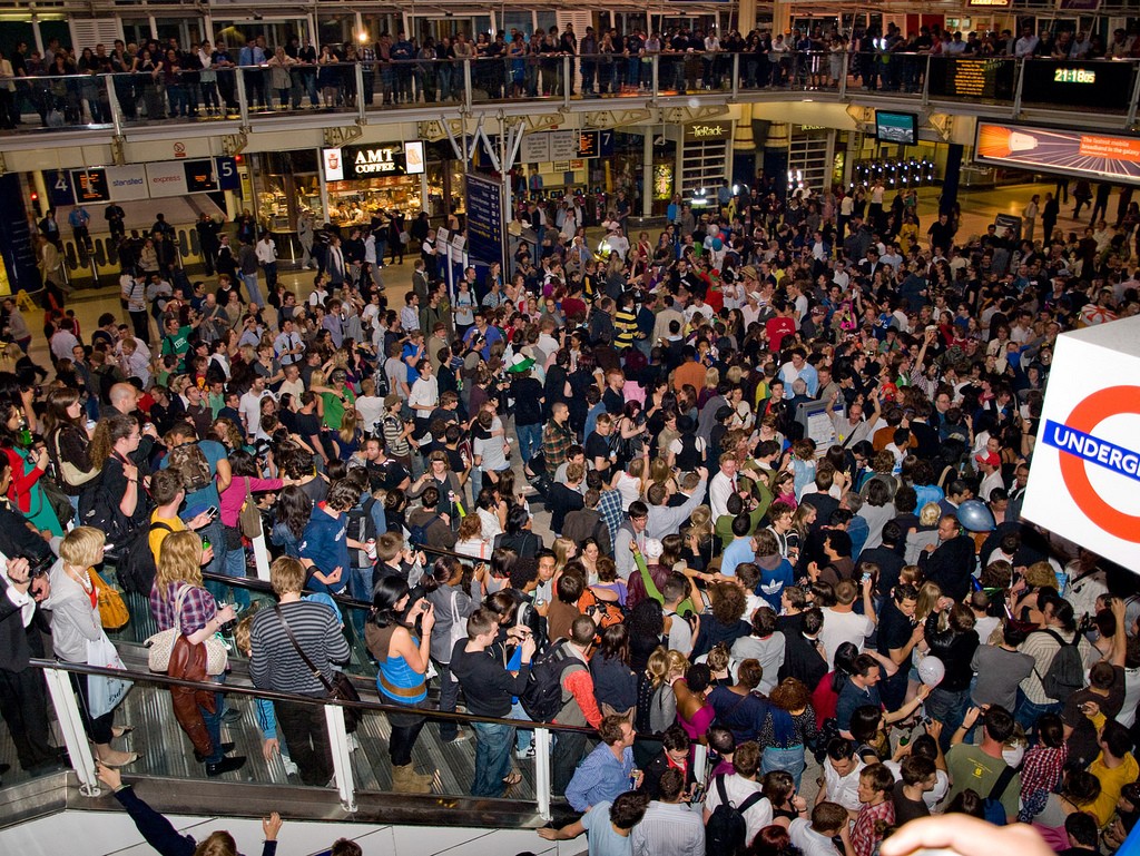 Cada vez es más habitual ver abarrotado el metro de Londres. Foto: brainflakes.