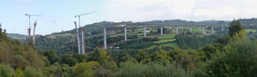 En esta imagen de la construcción del viaducto del Deza, Pontevedra, se puede comprobar uno de los mayores impactos ambientales del ferrocarril: el paisajístico. Foto de Pedro Taboas.