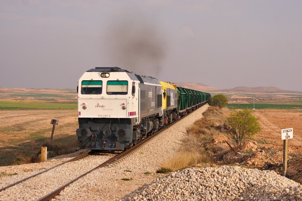 Locomotoras diésel de la serie 319 emitiendo notablemente gases de efecto invernadero a la atmósfera. Foto: eldelinux.