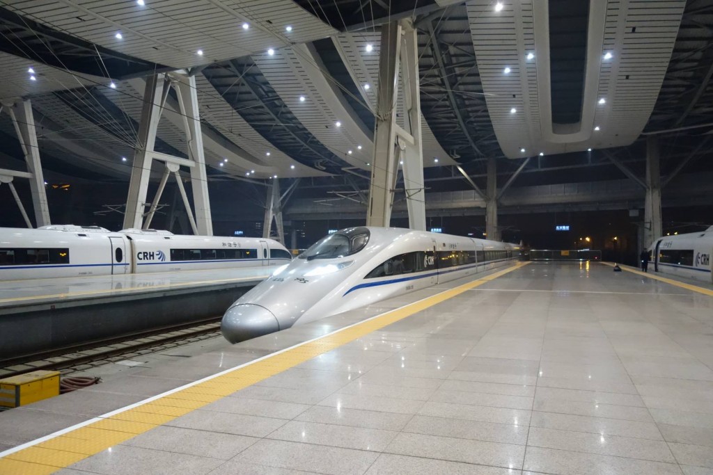 Tren de alta velocidad entrando en una futurista estación de ferrocarril en Pekín. Foto: Siyuwj.