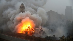 Imagen del incendio que ha consumido la Estación de la luz en São Paulo. Foto: Make me Feed.