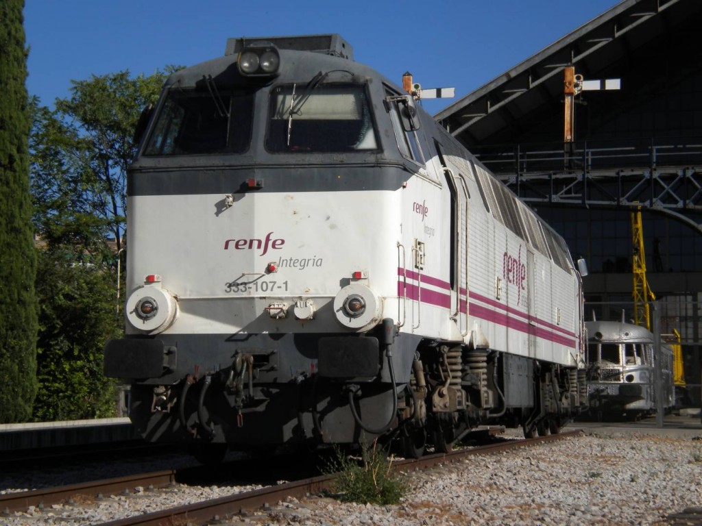 La pocomotora diésel 333-107, ahora preservada por la AAFM, en el Museo del Ferrocarril de Delicias con los colores de Renfe Operadora. Foto cortesía de Gonzalo Vázquez Hidalgo.