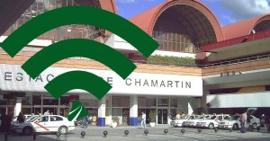 Adif estrena Wifi gratuito en la estación de Chamartín. Foto de fondo: Luis García.