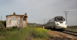 Tren de la serie 730 similar al del accidentado Alvia de Santiago en A Grandeira (Angrois), pasando por Santa Eufemia, León. Foto: rbrtsch.