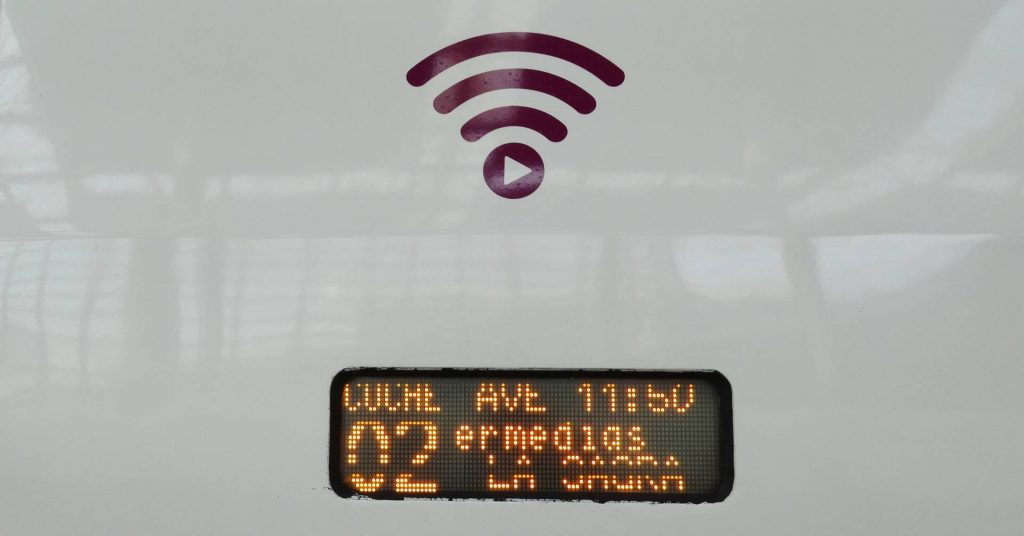 Los trenes que cuenten con PlayRenfe instalado tendrán este pictograma identificativo sobre el teleindicador de destino. Foto: Miguel Bustos.