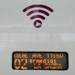 Los trenes que cuenten con PlayRenfe instalado tendrán este pictograma identificativo sobre el teleindicador de destino. Foto: Miguel Bustos.