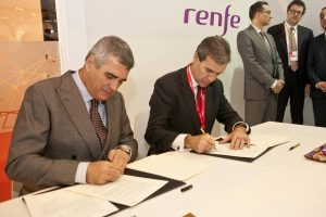 Los presidentes de Renfe y Baleària firmando el acuerdo en Fitur. Foto: Renfe.