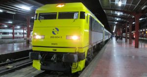 Locomotora 269-604 "Gato Montés" en la estación de Chamartín con el Tren de los 80. Foto: Miguel Bustos.