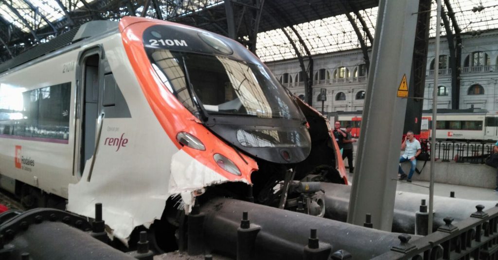 La Civia 465-210 recién accidentada en la estación de Francia, Barcelona. Fuente desconocida.