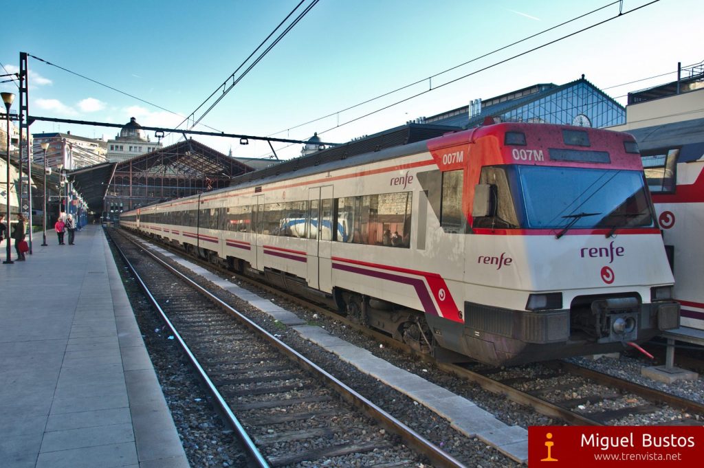 UT 446-004 estacionada en Príncipe Pío. Este será uno de los trenes que se van a dar de baja con el Plan Integral de Mejora de Cercanías Madrid.