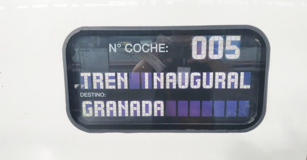 Cartel del 112-022 indicando que hacía el tren inaugural del AVE Madrid-Granada.