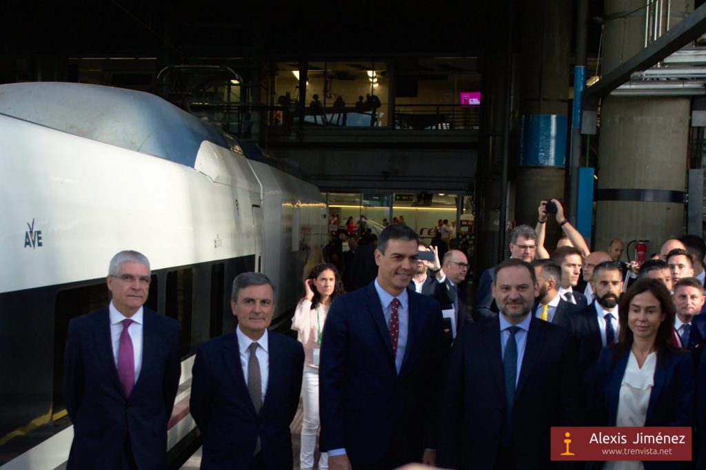 La comitiva inaugural del AVE Madrid-Granada antes de subirse al tren