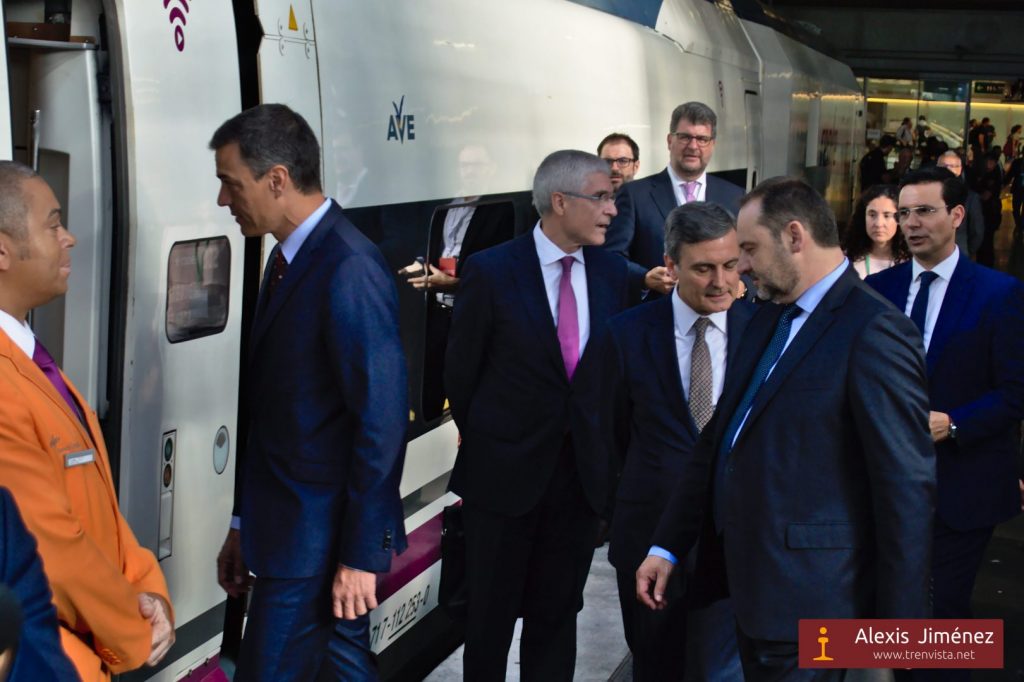 El presidente del Gobierno, Pedro Sánchez, entrando en el 112-022 para iniciar el viaje a Granada.