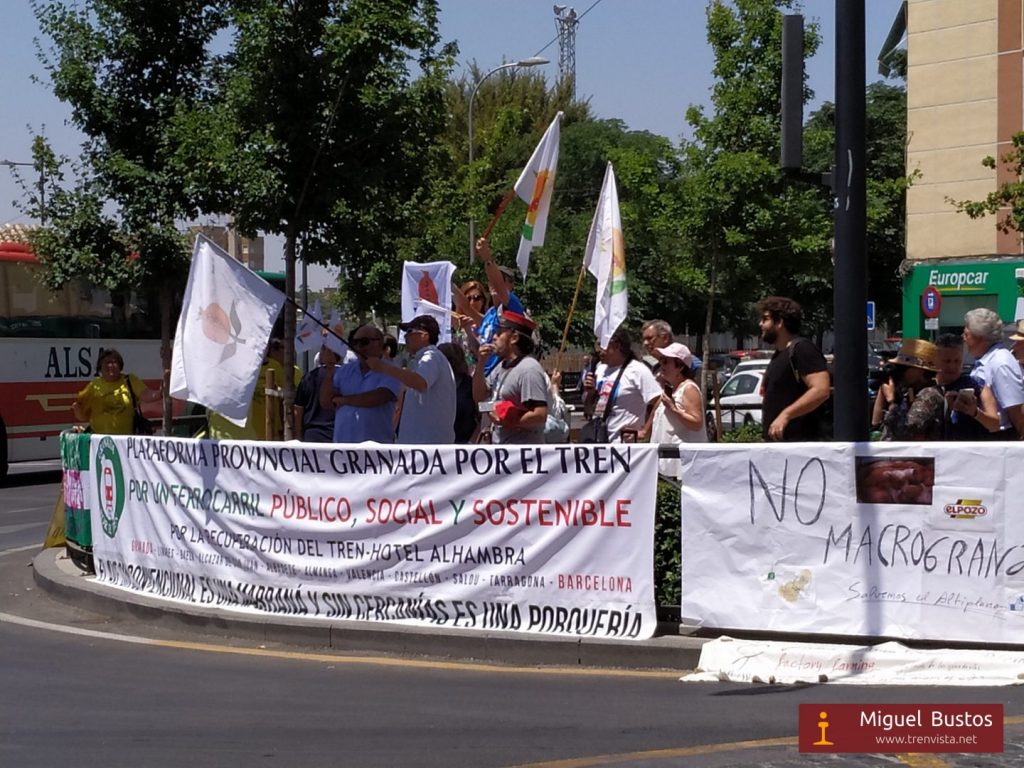 La manifestación de la Plataforma Provincial Granada por el Tren, menos multitudinaria de lo que la ocasión requería