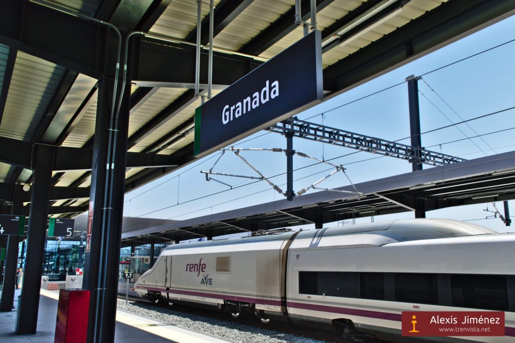 El 112-019 estacionado en una de las vías de la estación de Granada