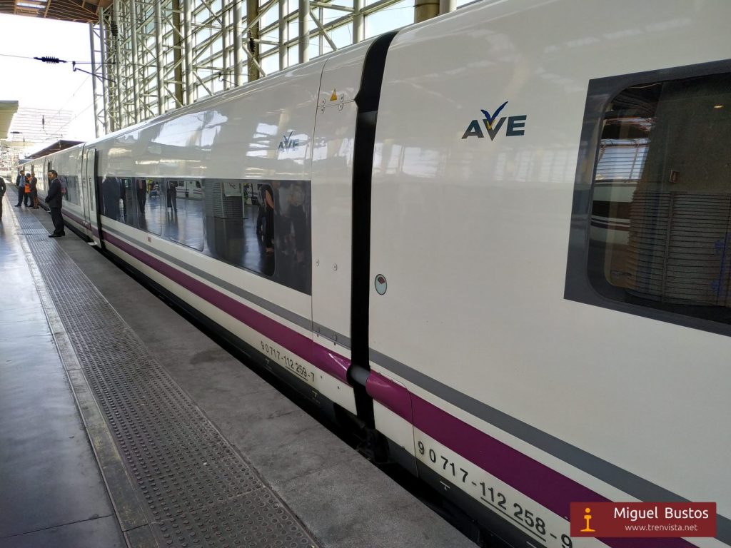 El tren inaugural estacionado en Puerta de Atocha tras regresar de Granada