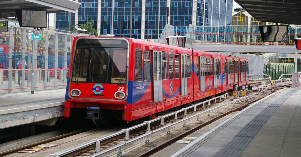 Tren de la serie B90 del DLR (Docklands Light Railway), que será sustituida por los trenes de CAF, en la estación de Stratford