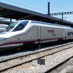 El 112-022, tren inaugural del AVE Madrid-Granada, estacionado en la estación de Granada.