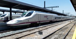 El 112-022, tren inaugural del AVE Madrid-Granada, estacionado en la estación de Granada.