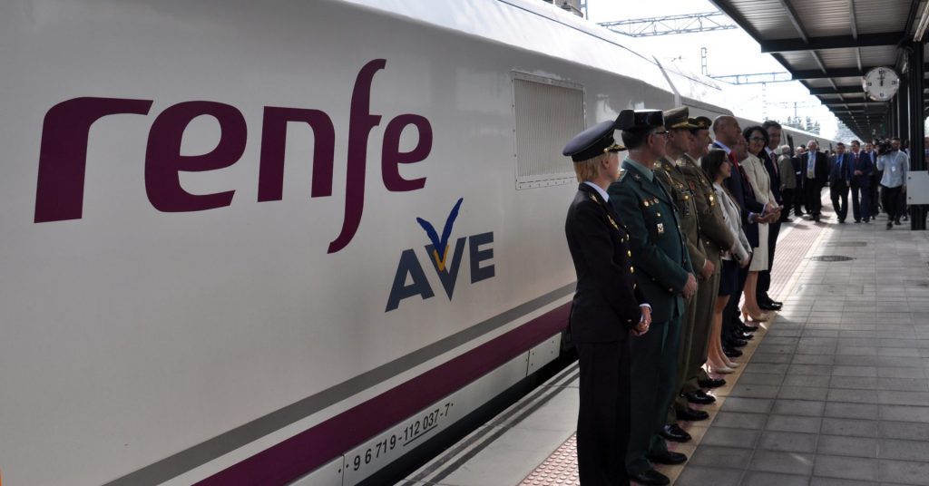Parte de la comitiva que inauguró el AVE a León, junto al tren inaugural. (CC BY-NC-SA) Miguel Bustos