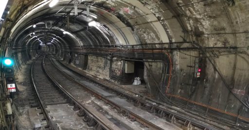 Túnel de San Bernardo a Bilbao de la línea 4 del metro de Madrid iluminado, con la señal actual y el hilo tranviario (CC BY-NC-SA) 13-01-2020 Miguel Bustos